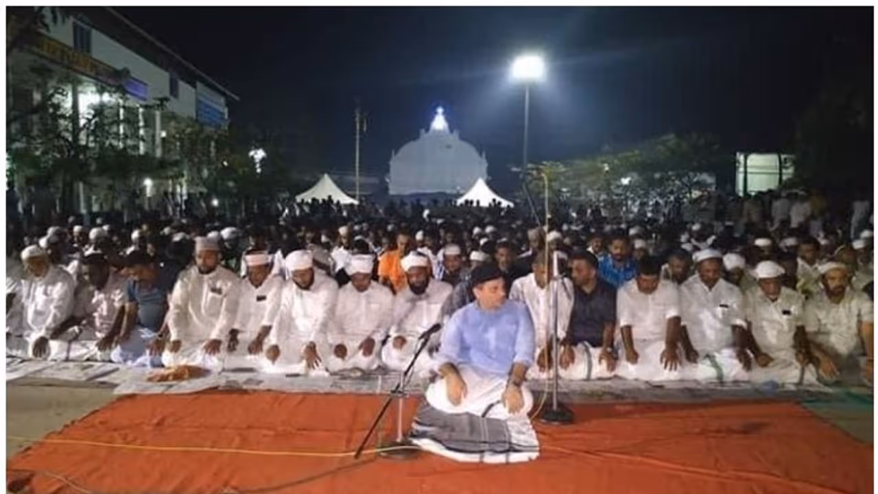 ബാങ്കൊലി മുഴങ്ങി, ക്രിസ്തീയ ദേവാലയത്തിൽ നമസ്കരിച്ച് മുനവ്വറലി ശിഹാബ് തങ്ങളും സംഘവും; പ്രതിഷേധത്തില് മാതൃകയായി കേരളം ബാങ്കൊലി മുഴങ്ങി, ക്രിസ്തീയ ദേവാലയത്തിൽ നമസ്കരിച്ച് മുനവ്വറലി ശിഹാബ് തങ്ങളും സംഘവും; പ്രതിഷേധത്തില് മാതൃകയായി കേരളം