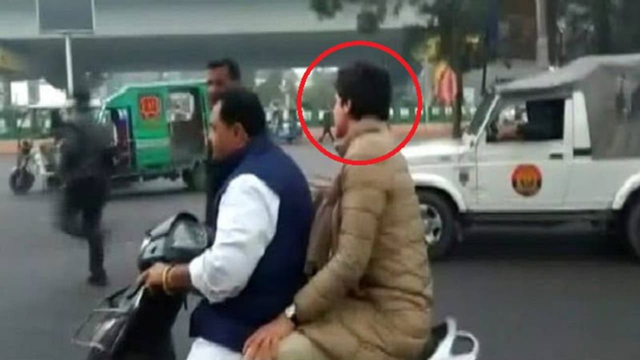 ಪೊಲೀಸರಿಗೆ ಚಳ್ಳೇ ಹಣ್ಣು ತಿನ್ನಿಸಿದ ಪ್ರಿಯಾಂಕಾ ಗಾಂಧಿ! ಪೊಲೀಸರಿಗೆ ಚಳ್ಳೇ ಹಣ್ಣು ತಿನ್ನಿಸಿದ ಪ್ರಿಯಾಂಕಾ ಗಾಂಧಿ!