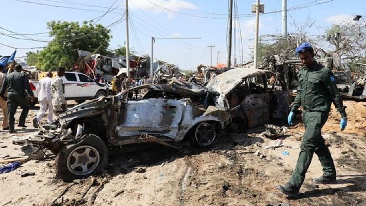 சோதனைச்சாவடி அருகே தீவிரவாதிகள் வெடிகுண்டு தாக்குதல்... சாலையில் 90 பேரின் உடல் பாகங்கள் சிதறி உயிரிழப்பு..!