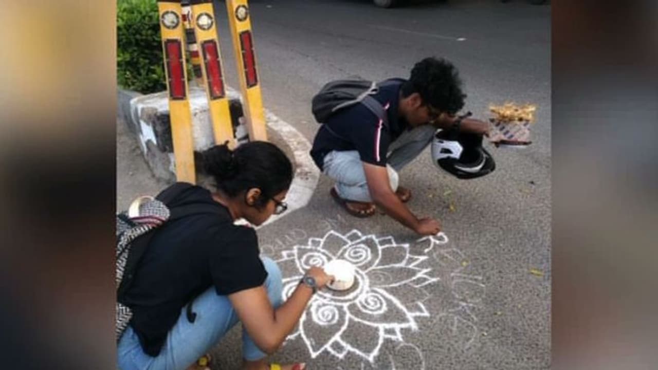உச்சத்தைத் தொட்ட கோலமாவு விற்பனை... பாஜக திமுகவால் கிடுகிடு உயர்வு..! உச்சத்தைத் தொட்ட கோலமாவு விற்பனை... பாஜக திமுகவால் கிடுகிடு உயர்வு..!