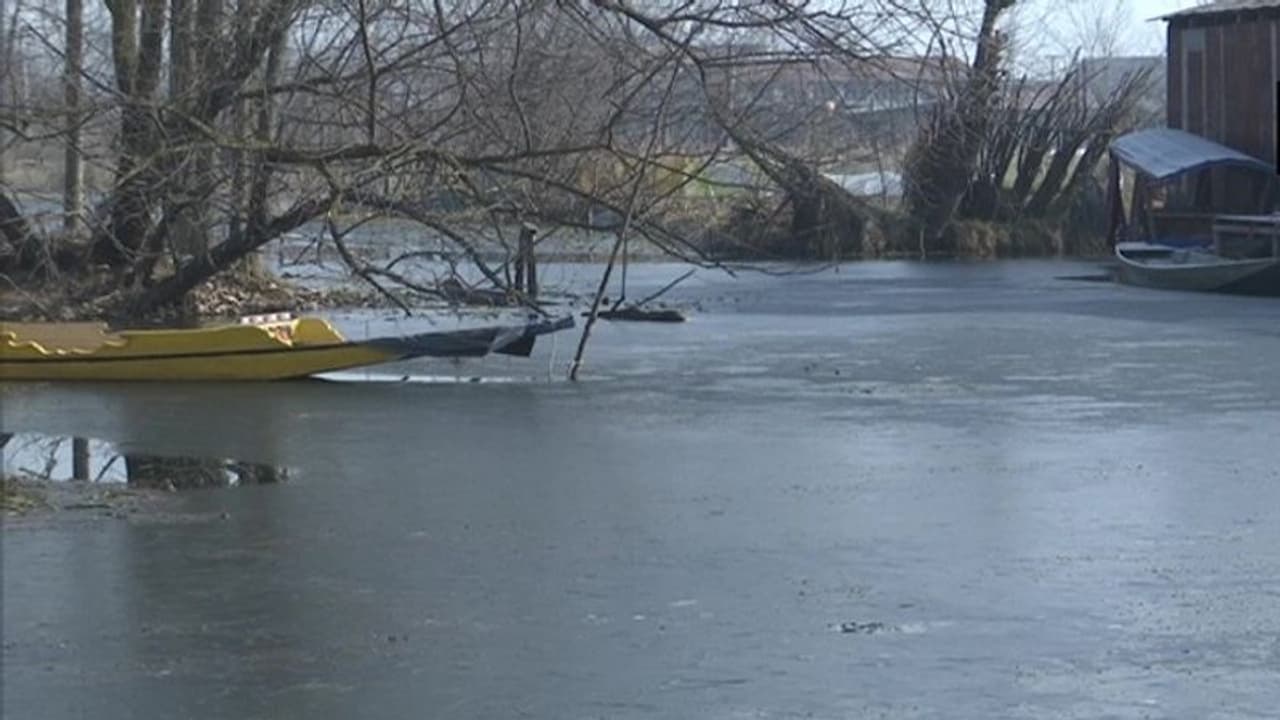 ಉತ್ತರ ಭಾರತ ಗಡಗಡ: ಹೆಪ್ಪುಗಟ್ಟಿದ ದಾಲ್ ಸರೋವರ! ಉತ್ತರ ಭಾರತ ಗಡಗಡ: ಹೆಪ್ಪುಗಟ್ಟಿದ ದಾಲ್ ಸರೋವರ!