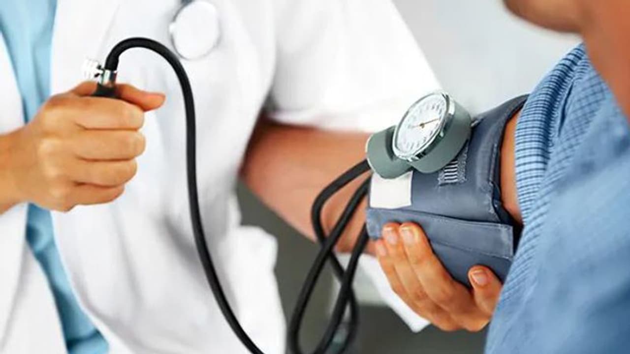 ഉയര്ന്ന രക്തസമ്മര്ദ്ദമുള്ളവര് പാലിക്കേണ്ട നാല് കാര്യങ്ങൾ ഉയര്ന്ന രക്തസമ്മര്ദ്ദമുള്ളവര് പാലിക്കേണ്ട നാല് കാര്യങ്ങൾ