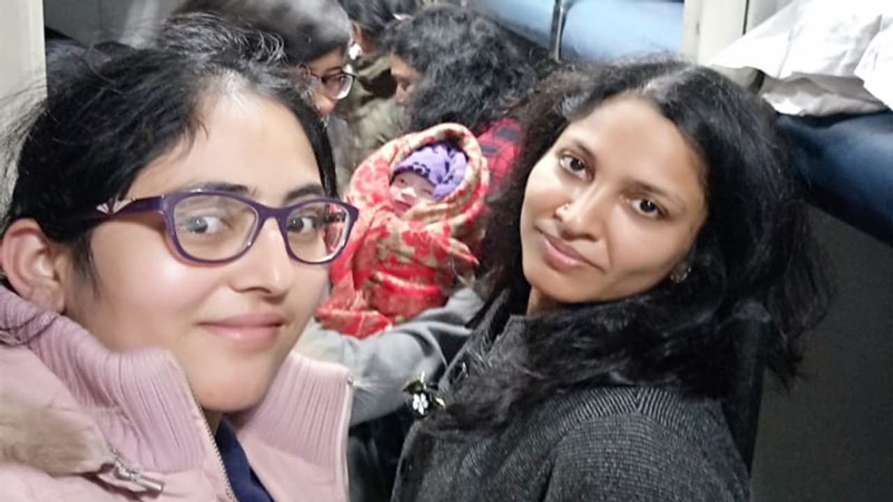 एक गर्भवती के लिए संकटमोचक बनी सेना की दो डॉक्टर, चलती ट्रेन में ऐसे कराई डिलिवरी एक गर्भवती के लिए संकटमोचक बनी सेना की दो डॉक्टर, चलती ट्रेन में ऐसे कराई डिलिवरी