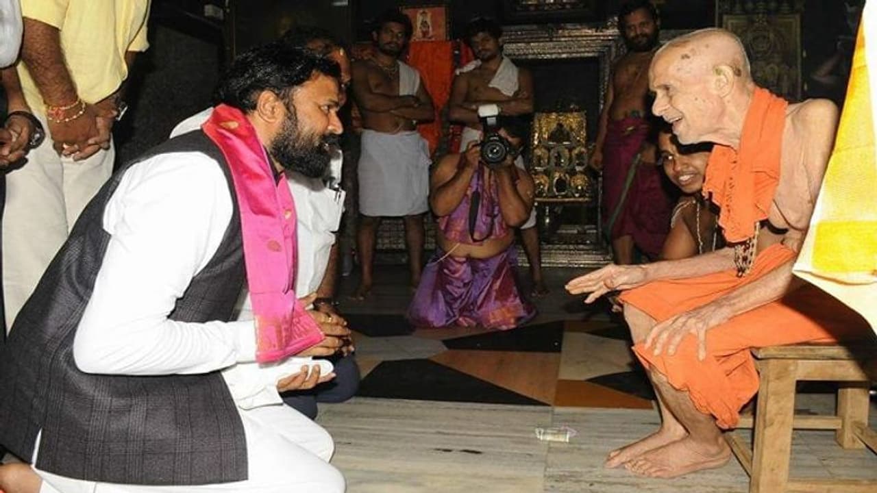 ಪೇಜಾವರ ಶ್ರೀಗಳು ದೇವರ ಸಮಾನರು: ಸಚಿವ ಶ್ರೀರಾಮುಲು ಪೇಜಾವರ ಶ್ರೀಗಳು ದೇವರ ಸಮಾನರು: ಸಚಿವ ಶ್ರೀರಾಮುಲು