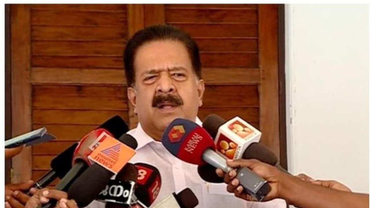 'ധനമന്ത്രീ, ജീവനക്കാരെ ഭീഷണിപ്പെടുത്തരുത്, ഇത് കേരളമാണ്', ചെന്നിത്തല
