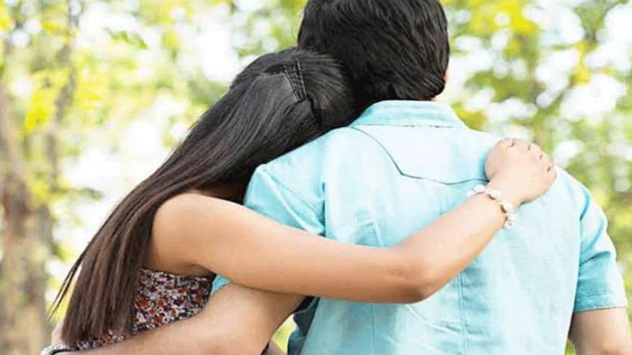 गर्लफ्रेंड के साथ घर से भागा, वापस आकर लगाया मौत को गले, लड़की के पेट में पल रहा है उसका बच्चा गर्लफ्रेंड के साथ घर से भागा, वापस आकर लगाया मौत को गले, लड़की के पेट में पल रहा है उसका बच्चा