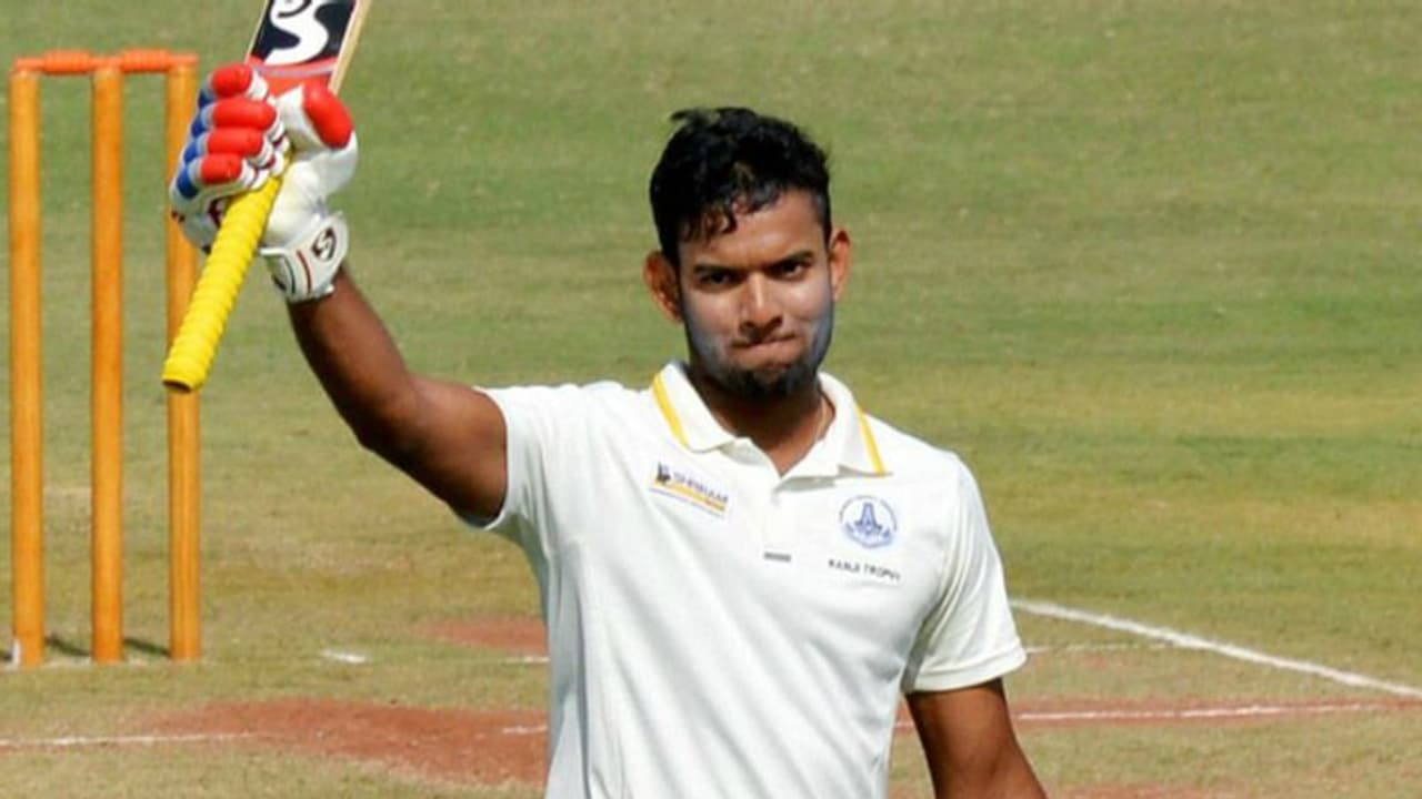 மத்திய பிரதேசத்திடம் மண்ணை கவ்வாமல் தமிழ்நாட்டு மானத்தை காப்பாற்றிய காந்தி.. அபார சதம் மத்திய பிரதேசத்திடம் மண்ணை கவ்வாமல் தமிழ்நாட்டு மானத்தை காப்பாற்றிய காந்தி.. அபார சதம்