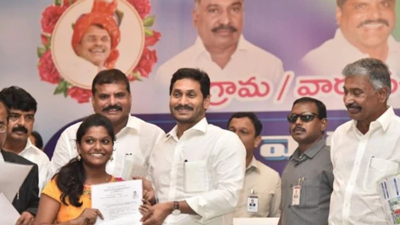Year Roundup 2019: గ్రామ, వార్డు వాలంటీర్ వ్యవస్థతో సత్ఫలితాలు