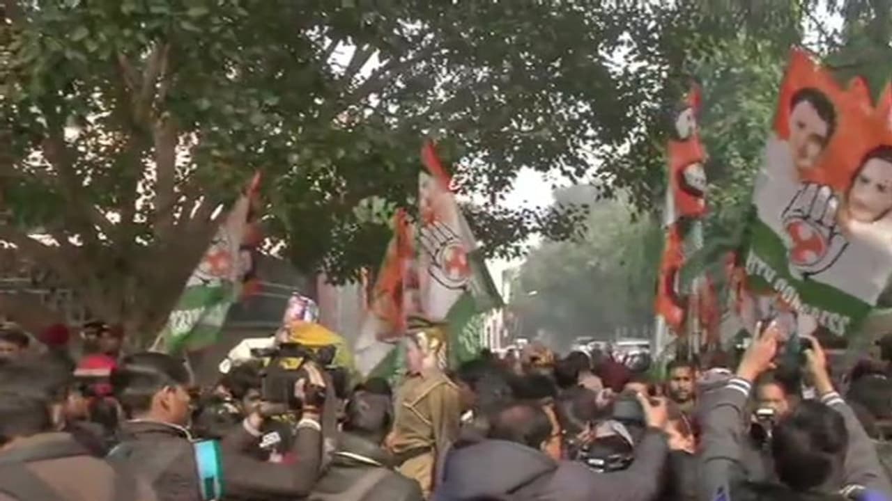 प्रियंका गांधी से पुलिस की 'बदसलूकी' के विरोध में उप्र भवन के पास युवा कांग्रेस का प्रदर्शन प्रियंका गांधी से पुलिस की 'बदसलूकी' के विरोध में उप्र भवन के पास युवा कांग्रेस का प्रदर्शन