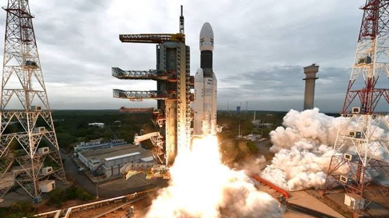 ভাষা বিতর্কে ইসরোর অভিযান, হিন্দি সংস্কৃত ধন্দের মধ্যেই প্রশ্ন কেন নয় তামিল কন্নড় ভাষা বিতর্কে ইসরোর অভিযান, হিন্দি সংস্কৃত ধন্দের মধ্যেই প্রশ্ন কেন নয় তামিল কন্নড়