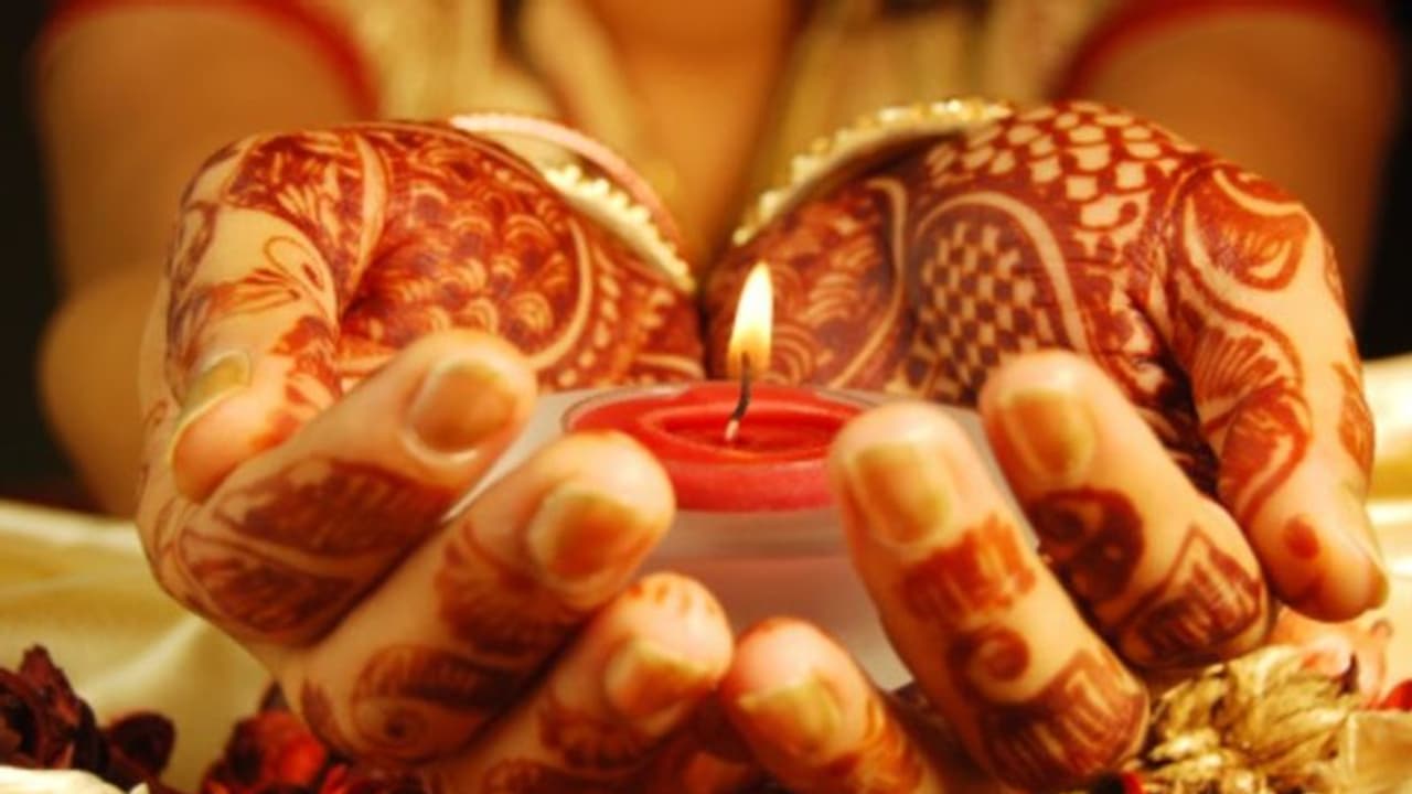 ఇంట్లో సిరి నిలవడం లేదా..? ఐశ్వర్యకాళీ దీపం పెడితే.. ఇంట్లో సిరి నిలవడం లేదా..? ఐశ్వర్యకాళీ దీపం పెడితే..