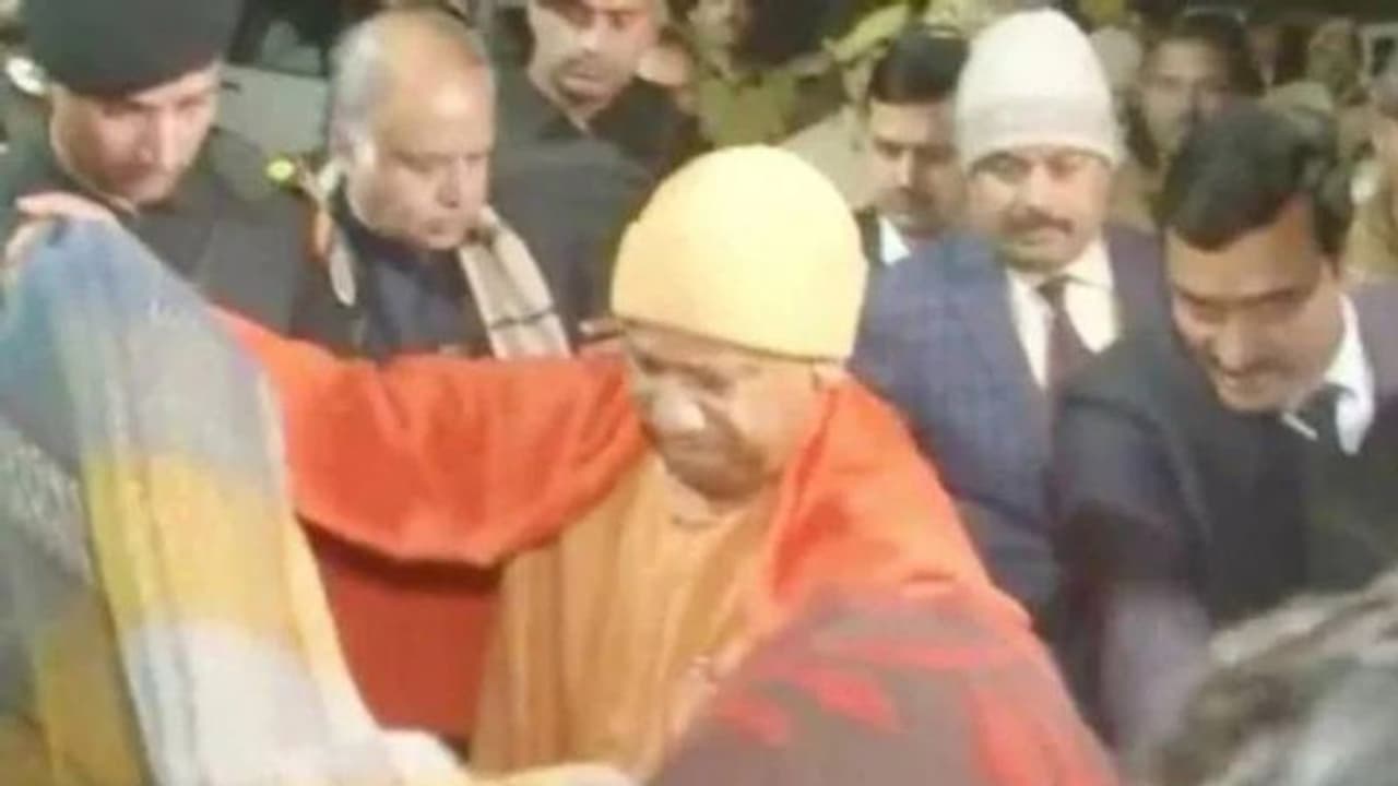 വീടില്ലാത്തവര്ക്ക് യുപി മുഖ്യമന്ത്രി വിതരണം ചെയ്ത പുതപ്പുകള് തിരികെ ചോദിച്ചു, പ്രതികള്ക്കെതിരെ കേസ് വീടില്ലാത്തവര്ക്ക് യുപി മുഖ്യമന്ത്രി വിതരണം ചെയ്ത പുതപ്പുകള് തിരികെ ചോദിച്ചു, പ്രതികള്ക്കെതിരെ കേസ്