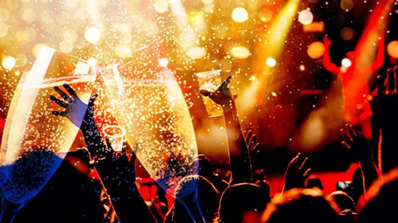 পাতা উল্টোলো ক্যালেন্ডার, রাতভর কলকাতার বুকে সেলিব্রেশন পাতা উল্টোলো ক্যালেন্ডার, রাতভর কলকাতার বুকে সেলিব্রেশন