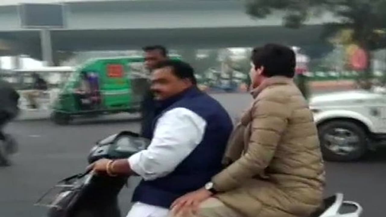 ಪ್ರಿಯಾಂಕಾ ಗಾಂಧಿಗೆ ಡ್ರಾಪ್ ಕೊಟ್ಟು ದಂಡ ತೆತ್ತ ಬೈಕ್ ಚಾಲಕ