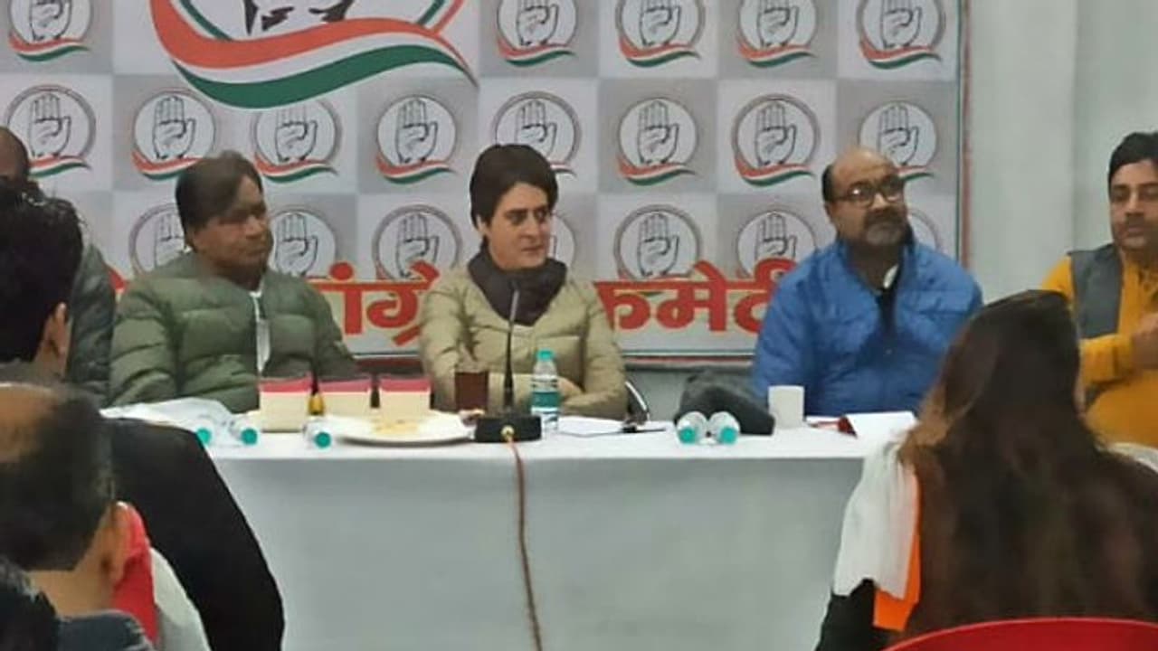 योगी सरकार ने पार की अमानवीयता की सारी हदें, बच्चों को अपनी मां से किया जुदा: प्रियंका गांधी योगी सरकार ने पार की अमानवीयता की सारी हदें, बच्चों को अपनी मां से किया जुदा: प्रियंका गांधी