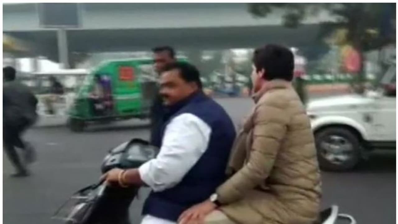 ഹെല്മെറ്റില്ല; പ്രിയങ്ക ഗാന്ധിയെ സ്കൂട്ടറില് കൊണ്ടുപോയ കോണ്ഗ്രസ് പ്രവര്ത്തകന് പിഴ ഹെല്മെറ്റില്ല; പ്രിയങ്ക ഗാന്ധിയെ സ്കൂട്ടറില് കൊണ്ടുപോയ കോണ്ഗ്രസ് പ്രവര്ത്തകന് പിഴ