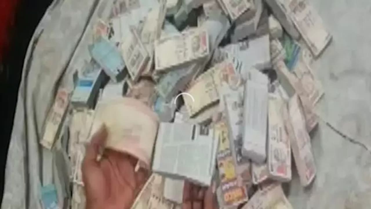 ഡിഎംകെ നേതാക്കളുടെ വസതികളിൽ റെയ്ഡ്; പഴയ ആയിരം രൂപയുടെ വൻ ശേഖരം കണ്ടെത്തി ഡിഎംകെ നേതാക്കളുടെ വസതികളിൽ റെയ്ഡ്; പഴയ ആയിരം രൂപയുടെ വൻ ശേഖരം കണ്ടെത്തി