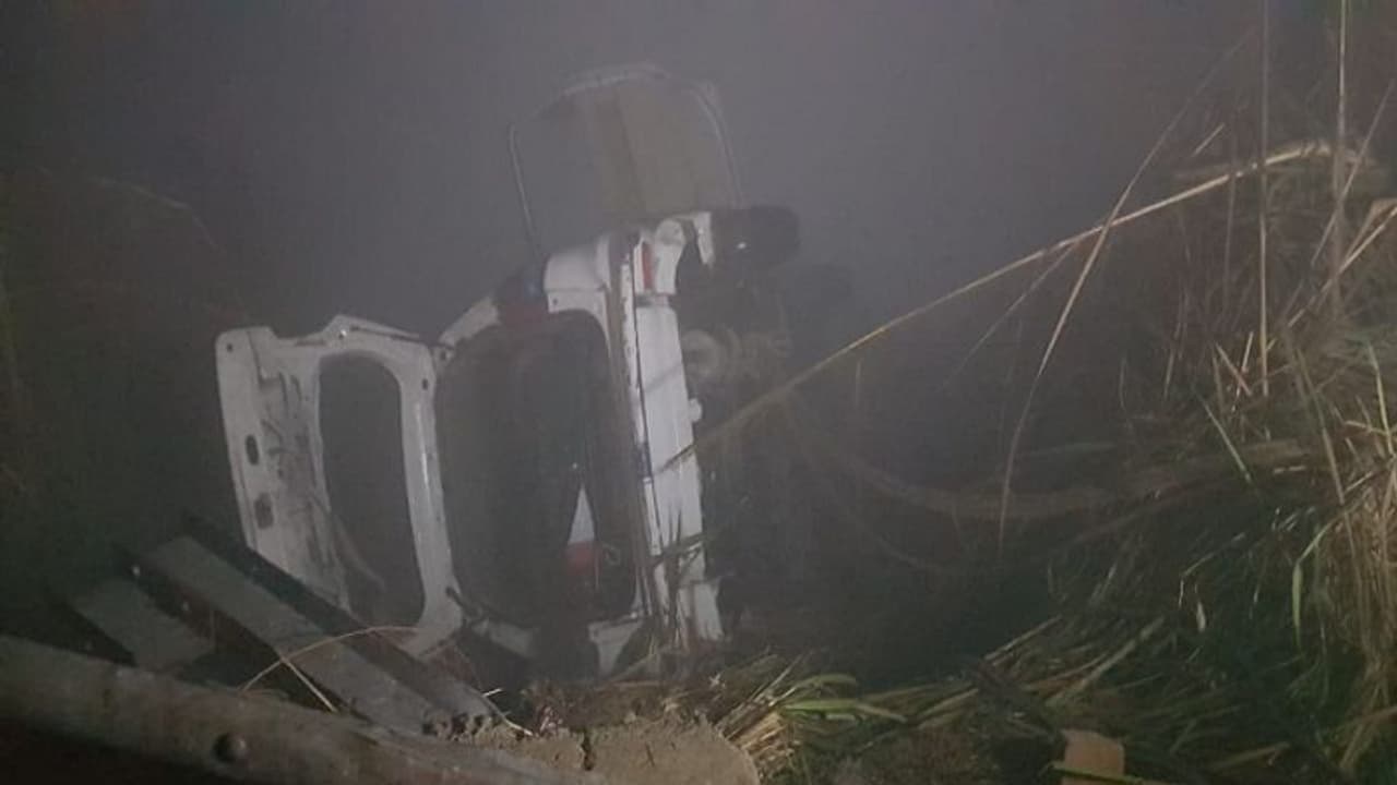 कोहरे के कारण नहर में गिरी कार, एक ही परिवार के 6 लोगों की मौत कोहरे के कारण नहर में गिरी कार, एक ही परिवार के 6 लोगों की मौत