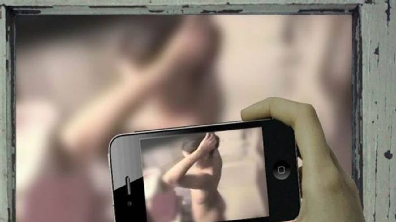 பெட்ரோல் பங்கில் பெண்கள் உடை மாற்றுவதை அங்குலம் அங்குலமாக ரசித்த ஊழியர்... வீடியோ வெளியானதால் பரபரப்பு..!