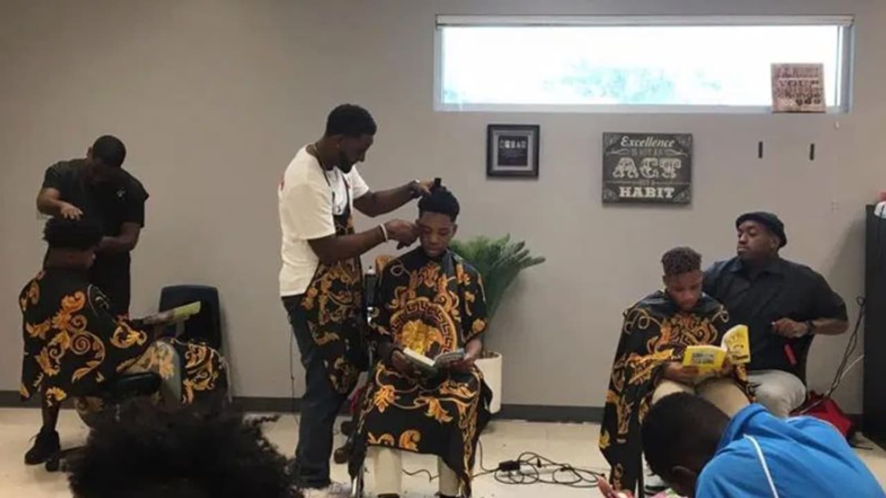 ഇവിടെ സൗജന്യമായി മുടിമുറിക്കാം, പകരം ഉറക്കെ പുസ്‍തകം വായിച്ചുകൊടുത്താല്‍ മതി