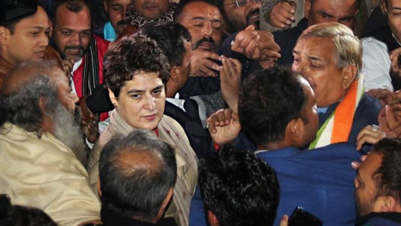 पुलिस पर बदसलूकी का आरोप लगाने के बाद CRPF ने दी रिपोर्ट, कहा ​प्रियंका ने खुद की सुरक्षा नियमों की अनदेखी