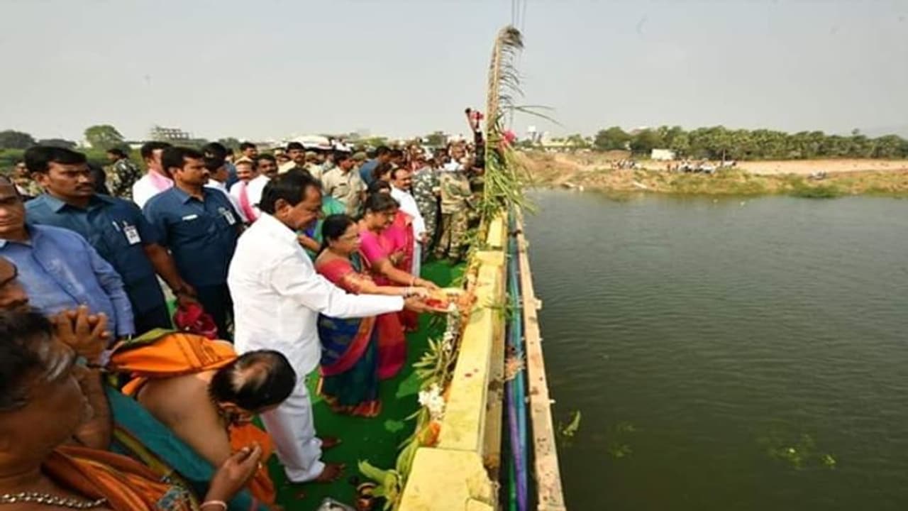 కాళేశ్వరం నీటితో ఉప్పొంగుతున్న మానేరు... సీఎం దంపతుల జలహారతి కాళేశ్వరం నీటితో ఉప్పొంగుతున్న మానేరు... సీఎం దంపతుల జలహారతి