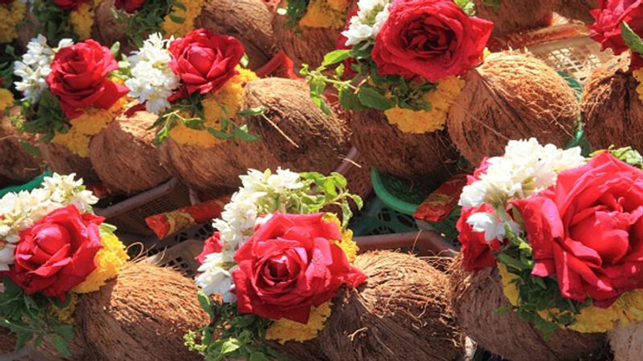 തേങ്ങയടിച്ചു പൊളിക്കുന്നത് തലയില്, വ്യത്യസ്തമായ ആചാരവുമായി ഒരു ക്ഷേത്രം തേങ്ങയടിച്ചു പൊളിക്കുന്നത് തലയില്, വ്യത്യസ്തമായ ആചാരവുമായി ഒരു ക്ഷേത്രം