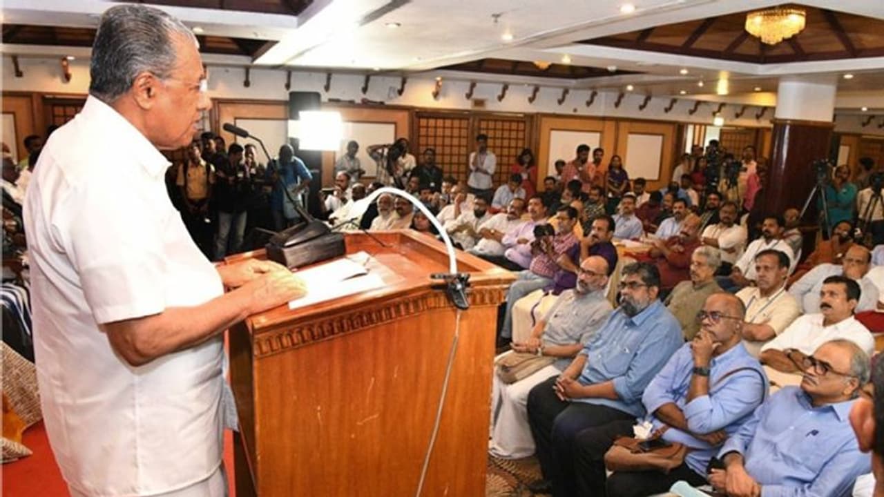 അന്താരാഷ്ട്ര വാർത്താവിന്യാസത്തിന് ബദൽ വേണം: പിണറായി വിജയൻ അന്താരാഷ്ട്ര വാർത്താവിന്യാസത്തിന് ബദൽ വേണം: പിണറായി വിജയൻ