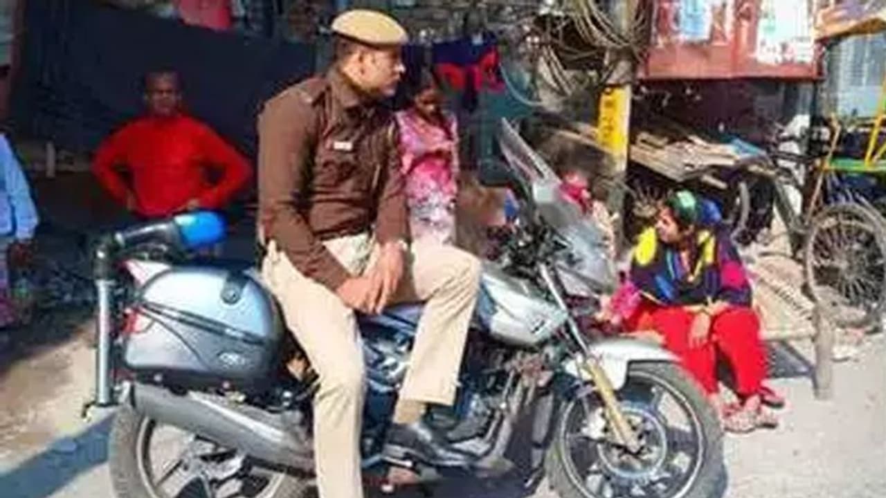 दिल्ली पुलिस ने माफियाओं के घर के सामने डाला डेरा, स्कैम, चरस और शराब बेचने वालों पर लगाएगी लगाम दिल्ली पुलिस ने माफियाओं के घर के सामने डाला डेरा, स्कैम, चरस और शराब बेचने वालों पर लगाएगी लगाम