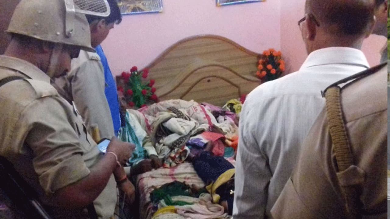 सुसाइड नोट में अपनी आखिरी इच्छा लिखकर मर गए पति पत्नी, एक महीने पहले की थी लव मैरिज सुसाइड नोट में अपनी आखिरी इच्छा लिखकर मर गए पति पत्नी, एक महीने पहले की थी लव मैरिज