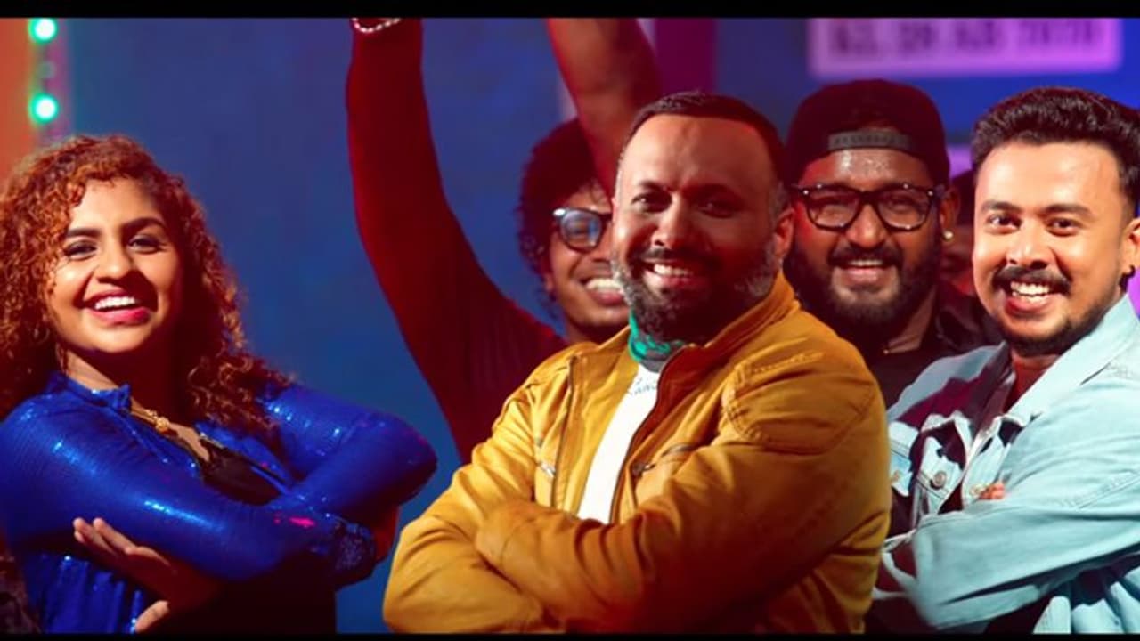 താരങ്ങള്ക്കൊപ്പം സംവിധായകനും; 'ധമാക്ക' ടൈറ്റില് സോംഗ് താരങ്ങള്ക്കൊപ്പം സംവിധായകനും; 'ധമാക്ക' ടൈറ്റില് സോംഗ്