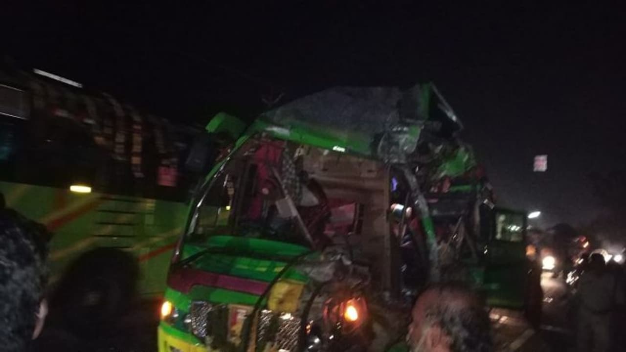 അയ്യപ്പ ഭക്തരുടെ വാഹനം നിര്ത്തിയിട്ട തടിലോറിയിൽ ഇടിച്ച് ഒരാൾ മരിച്ചു അയ്യപ്പ ഭക്തരുടെ വാഹനം നിര്ത്തിയിട്ട തടിലോറിയിൽ ഇടിച്ച് ഒരാൾ മരിച്ചു