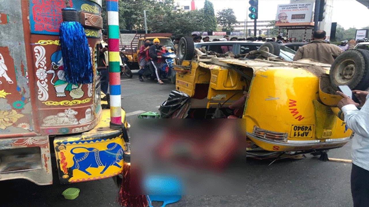 స్కూల్ స్టూడెంట్స్ ఆటోని ఢీకొట్టిన లారీ... ఇద్దరు మృతి స్కూల్ స్టూడెంట్స్ ఆటోని ఢీకొట్టిన లారీ... ఇద్దరు మృతి