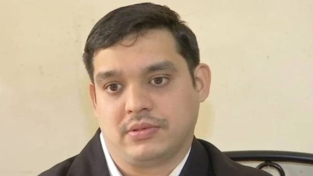 സെറിബ്രൽ പാൾസി രോഗത്തെ അതിജീവിച്ച് മുപ്പത്തൊന്നുകാരൻ; പൂനെ സ്വദേശി ഇനി ന്യായാധിപന് സെറിബ്രൽ പാൾസി രോഗത്തെ അതിജീവിച്ച് മുപ്പത്തൊന്നുകാരൻ; പൂനെ സ്വദേശി ഇനി ന്യായാധിപന്