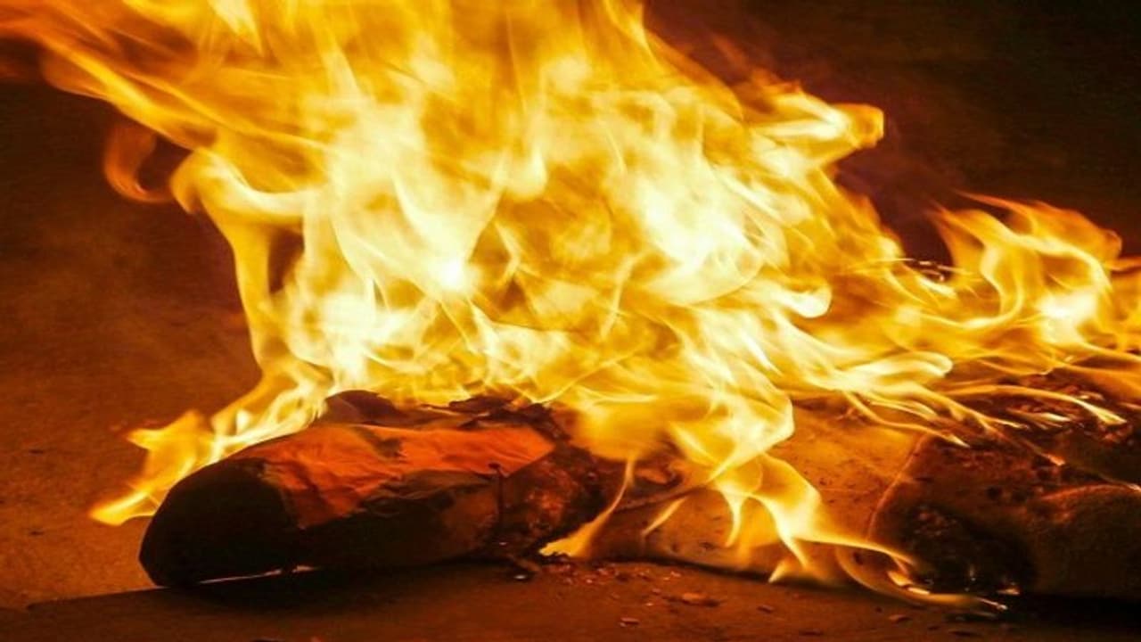 విషాదం: కొడుకు బర్త్ డే వేడుకల్లో తల్లిదండ్రుల సజీవదహనం విషాదం: కొడుకు బర్త్ డే వేడుకల్లో తల్లిదండ్రుల సజీవదహనం