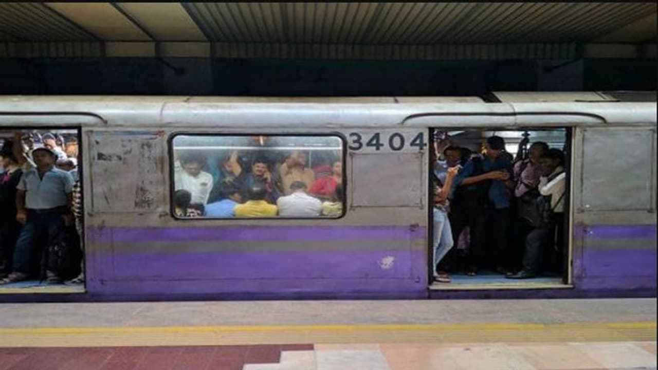 দূরত্ব বিধি মেনে চলবে কি মেট্রো লোকাল ট্রেন, করোনাকালে জল্পনা তুঙ্গে