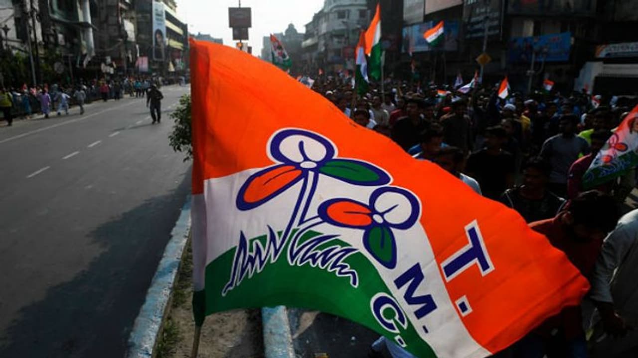 পুরুলিয়া বিজেপিতে বড়সড় ভাঙন, নেতার সঙ্গে একাধিক কর্মী তৃণমূলে