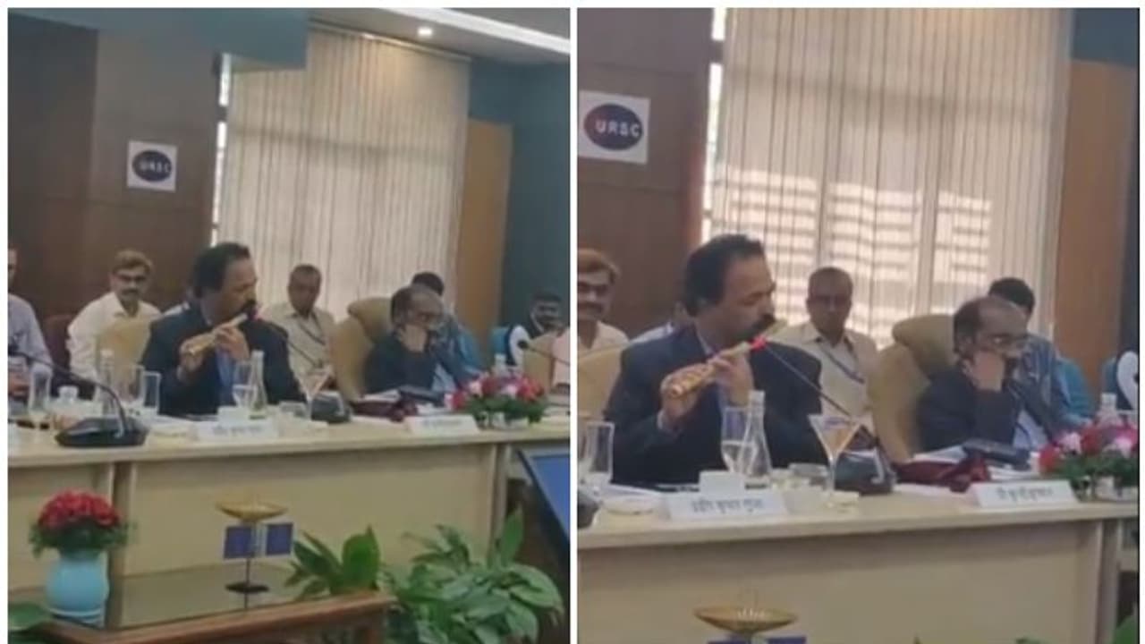 ഓടക്കുഴലിൽ നാദവിസ്മയം തീർത്ത് ഐഎസ്ആർഒ ശാസ്ത്രജ്ഞൻ; വീഡിയോ കാണാം ഓടക്കുഴലിൽ നാദവിസ്മയം തീർത്ത് ഐഎസ്ആർഒ ശാസ്ത്രജ്ഞൻ; വീഡിയോ കാണാം