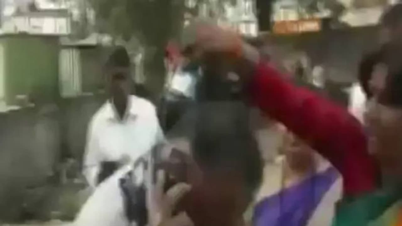 ഉദ്ധവ് താക്കറെക്കെതിരെ സോഷ്യല്മീഡിയയില് പോസ്റ്റ് ചെയ്തയാള്ക്ക് നേരെ മഷിയൊഴിച്ച് യുവതി ഉദ്ധവ് താക്കറെക്കെതിരെ സോഷ്യല്മീഡിയയില് പോസ്റ്റ് ചെയ്തയാള്ക്ക് നേരെ മഷിയൊഴിച്ച് യുവതി