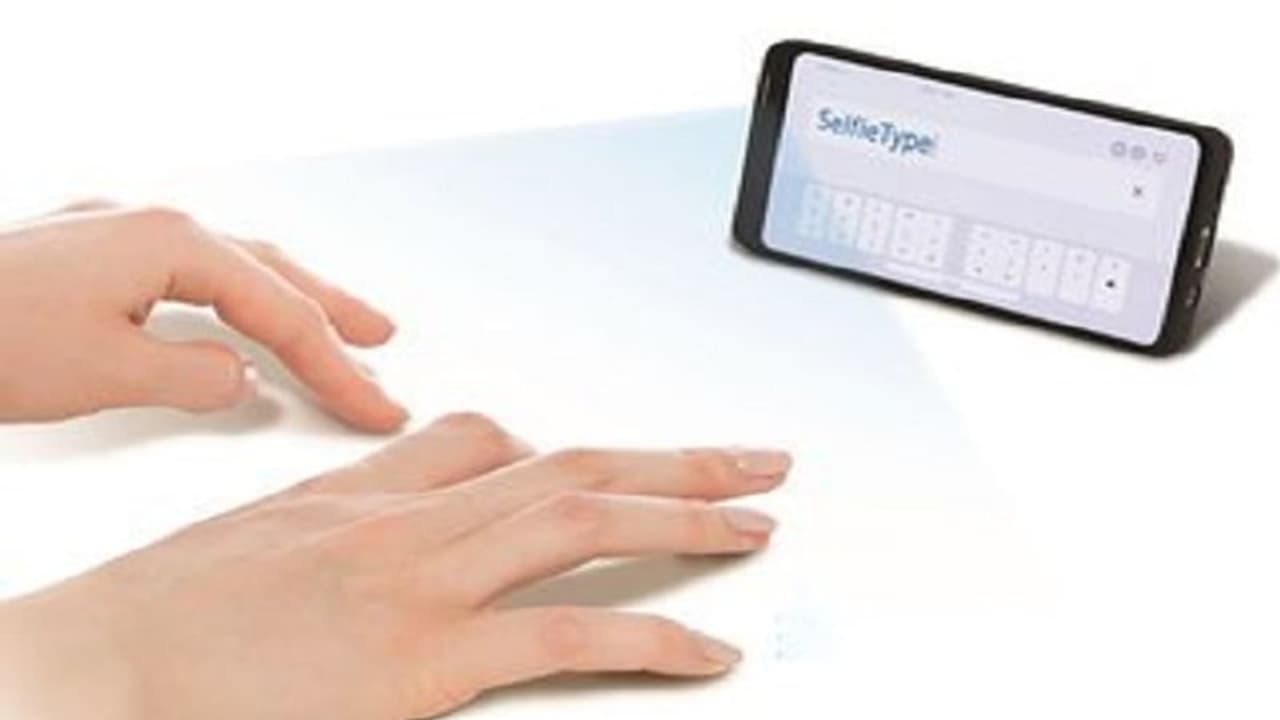 లవ్ ఫెయిల్యూర్: బైక్ పై వేగంగా వెళ్తూ సెల్ఫీ తీసుకుంటూ... లవ్ ఫెయిల్యూర్: బైక్ పై వేగంగా వెళ్తూ సెల్ఫీ తీసుకుంటూ...