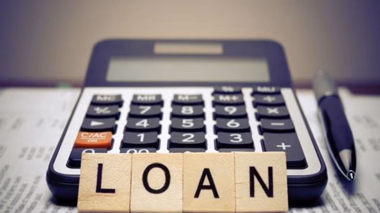 വീട് ജപ്തി ചെയ്യാനെത്തിയ ഉദ്യോഗസ്ഥർക്ക് മുന്നിൽ വീട്ടമ്മ ആത്മഹത്യക്ക് ശ്രമിച്ചു വീട് ജപ്തി ചെയ്യാനെത്തിയ ഉദ്യോഗസ്ഥർക്ക് മുന്നിൽ വീട്ടമ്മ ആത്മഹത്യക്ക് ശ്രമിച്ചു