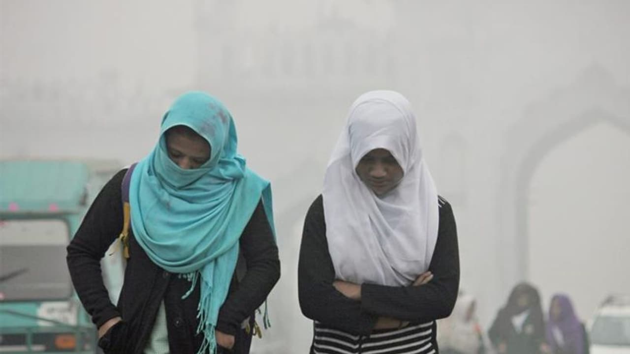 कानपुर में शून्य पर पहुंचा पारा, वाराणसी में टूटा 57 साल का रिकॉर्ड; अब तक करीब 60 लोगों की मौत कानपुर में शून्य पर पहुंचा पारा, वाराणसी में टूटा 57 साल का रिकॉर्ड; अब तक करीब 60 लोगों की मौत