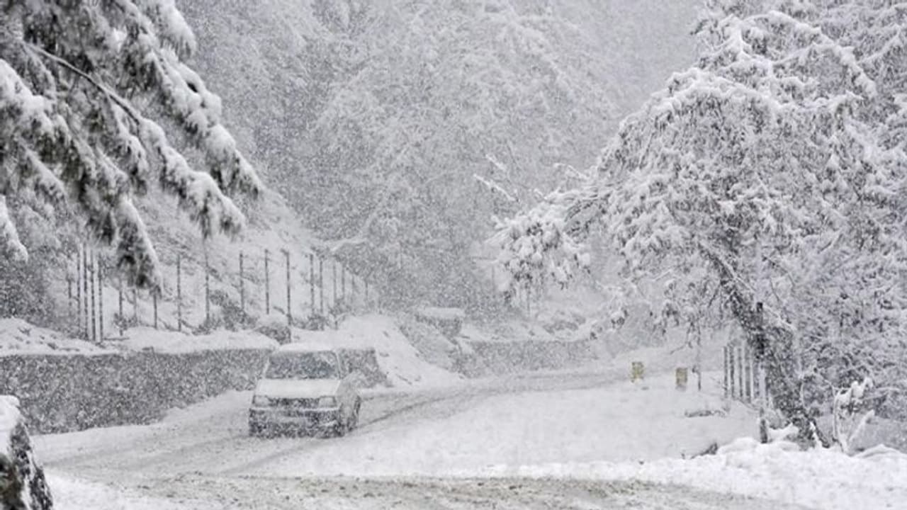 कश्मीर घाटी में शीत लहर से मिली राहत, नए साल में फिर हो सकती है बर्फबारी कश्मीर घाटी में शीत लहर से मिली राहत, नए साल में फिर हो सकती है बर्फबारी