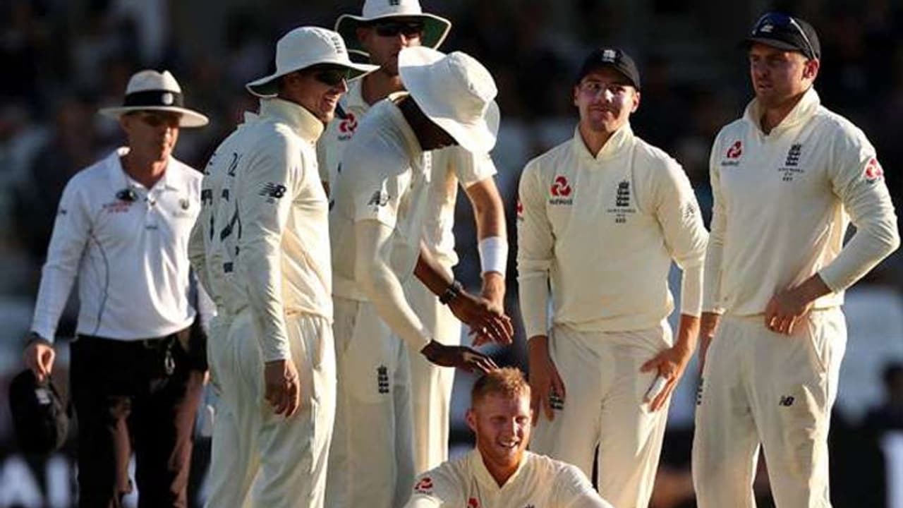 अफ्रीका दौरे पर इंग्लैंड की शर्मनाक हार, कप्तान रूट सहित अलग कमरे में बंद किए गए ये 11 खिलाड़ी अफ्रीका दौरे पर इंग्लैंड की शर्मनाक हार, कप्तान रूट सहित अलग कमरे में बंद किए गए ये 11 खिलाड़ी