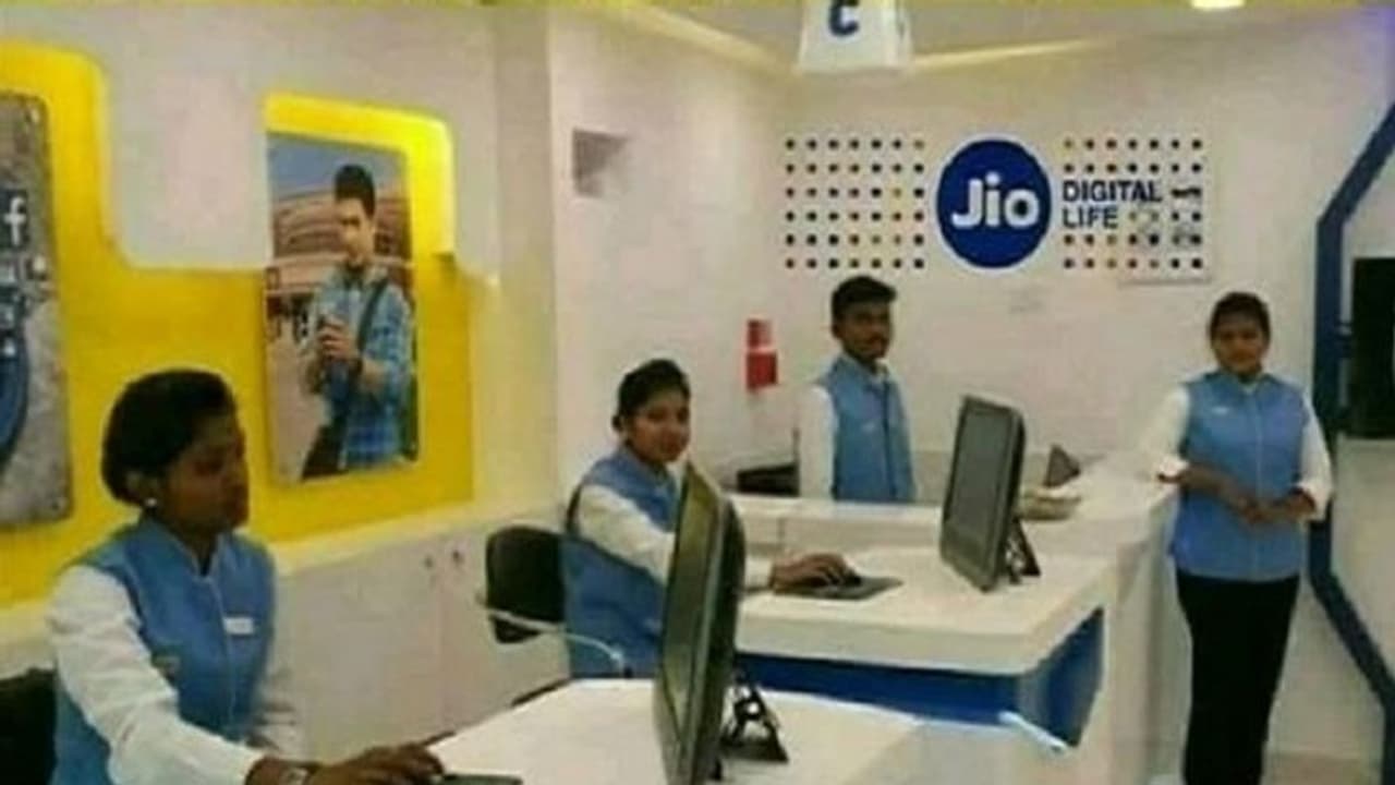 Jio jobs: రిలయన్స్ జియోలో ఉద్యోగాలు... డిగ్రీ, పీజీ అర్హత ఉంటే చాలు Jio jobs: రిలయన్స్ జియోలో ఉద్యోగాలు... డిగ్రీ, పీజీ అర్హత ఉంటే చాలు