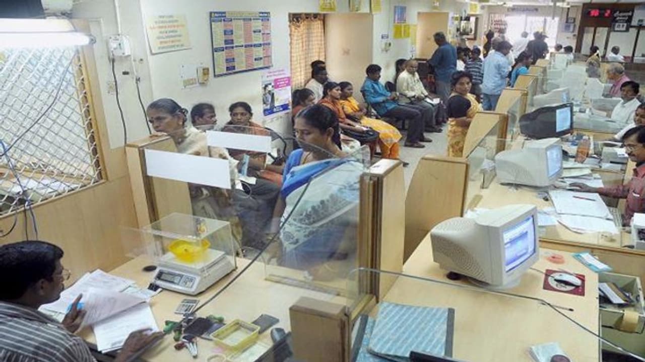 3 ஆம் தேதி வரை வங்கிகளின் நேரம் இதுதான்...!! மின்னணு பணப் பரிமாற்றத்தில் ஈடுபட அட்வைஸ்..!! 3 ஆம் தேதி வரை வங்கிகளின் நேரம் இதுதான்...!! மின்னணு பணப் பரிமாற்றத்தில் ஈடுபட அட்வைஸ்..!!