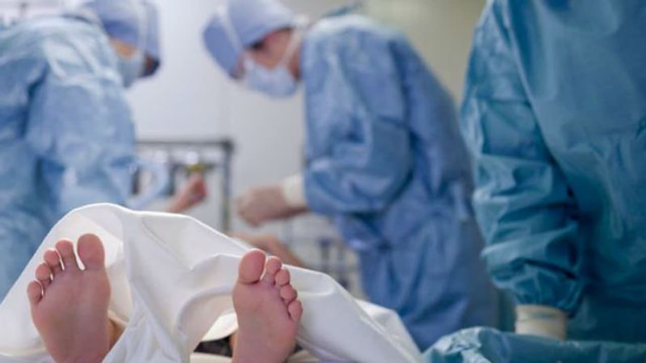 ശസ്ത്രക്രിയയ്ക്കിടെ തീപ്പിടിച്ച് രോഗി മരിച്ചു; ഇങ്ങനെയും കാണുമോ ആശുപത്രികള്! ശസ്ത്രക്രിയയ്ക്കിടെ തീപ്പിടിച്ച് രോഗി മരിച്ചു; ഇങ്ങനെയും കാണുമോ ആശുപത്രികള്!