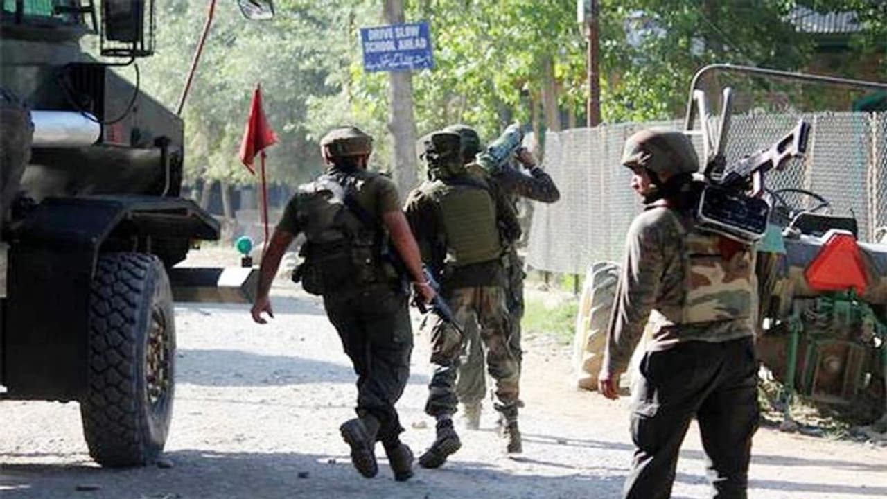 हथियारबंद उग्रवादियों का उत्पात, पलामू में जलाया हाइवा हथियारबंद उग्रवादियों का उत्पात, पलामू में जलाया हाइवा