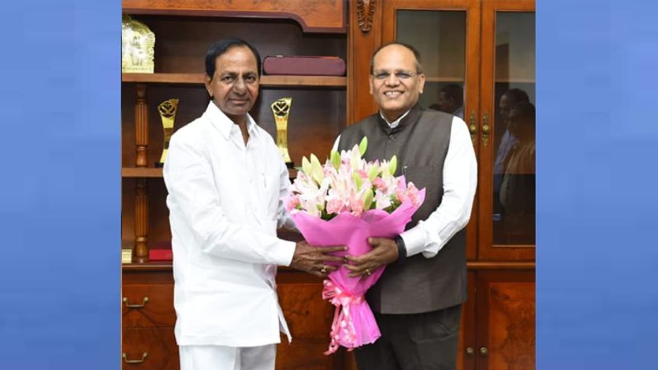 సోమేష్ కుమార్ కు కేసీఆర్ అందలం: కారణాలు ఇవీ...