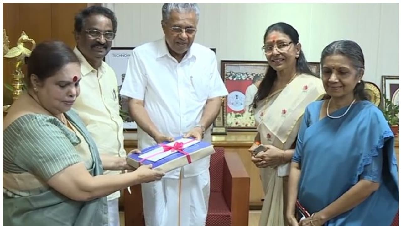 ഹേമ കമ്മിറ്റി റിപ്പോർട്ട് പുറത്ത് വിടാൻ ഉത്തരവിട്ട് വിവരാവകാശ കമ്മീഷൻ; സ്വകാര്യ വിവരങ്ങൾ കൈമാറരുതെന്ന് നിർദേശം ഹേമ കമ്മിറ്റി റിപ്പോർട്ട് പുറത്ത് വിടാൻ ഉത്തരവിട്ട് വിവരാവകാശ കമ്മീഷൻ; സ്വകാര്യ വിവരങ്ങൾ കൈമാറരുതെന്ന് നിർദേശം